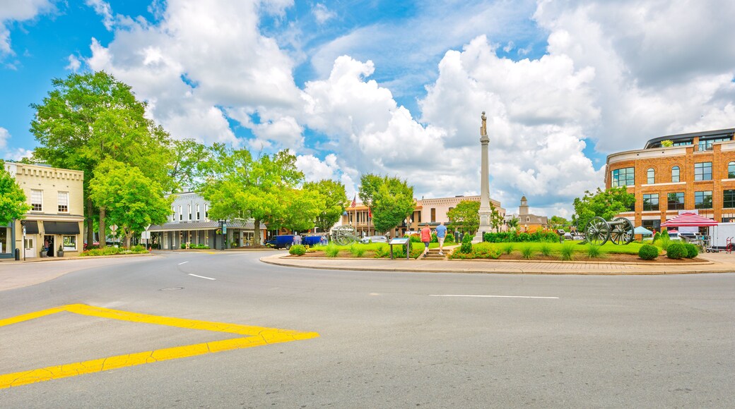 The picturesque Town Square with the Confederate Monument in the center surrounded by shops and cafes in the historic small town of Franklin, Tennessee, USA.