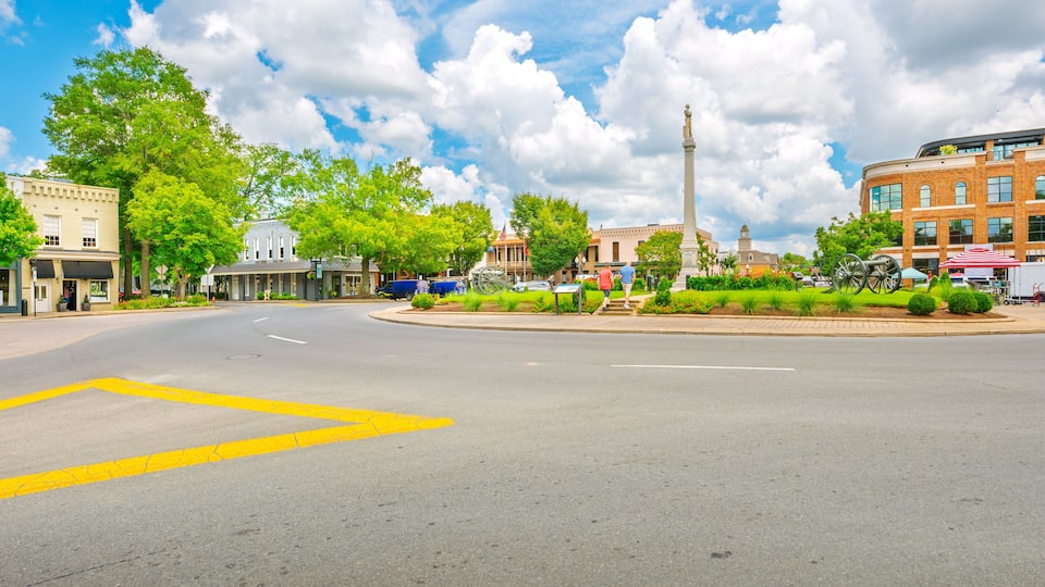 The picturesque Town Square with the Confederate Monument in the center surrounded by shops and cafes in the historic small town of Franklin, Tennessee, USA.