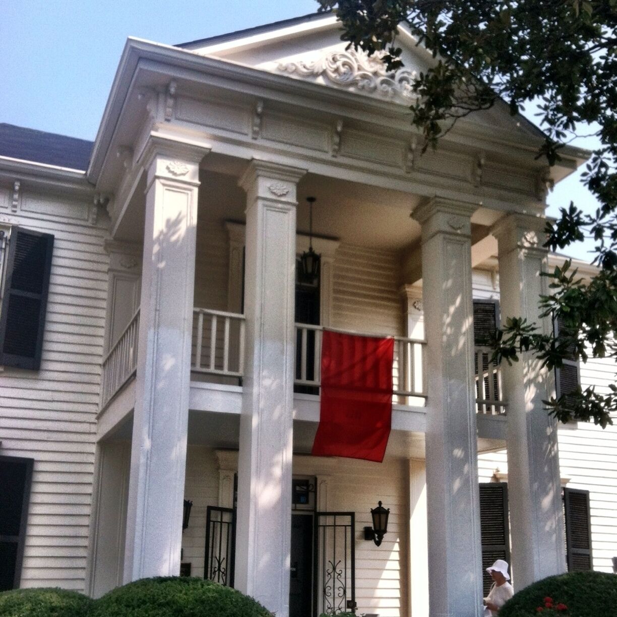 The compelling story of the time the family, the fine antiques of the civil war era.