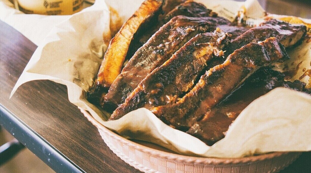 Mmm, full rack of ribs with mac & cheese + beans. Yum.