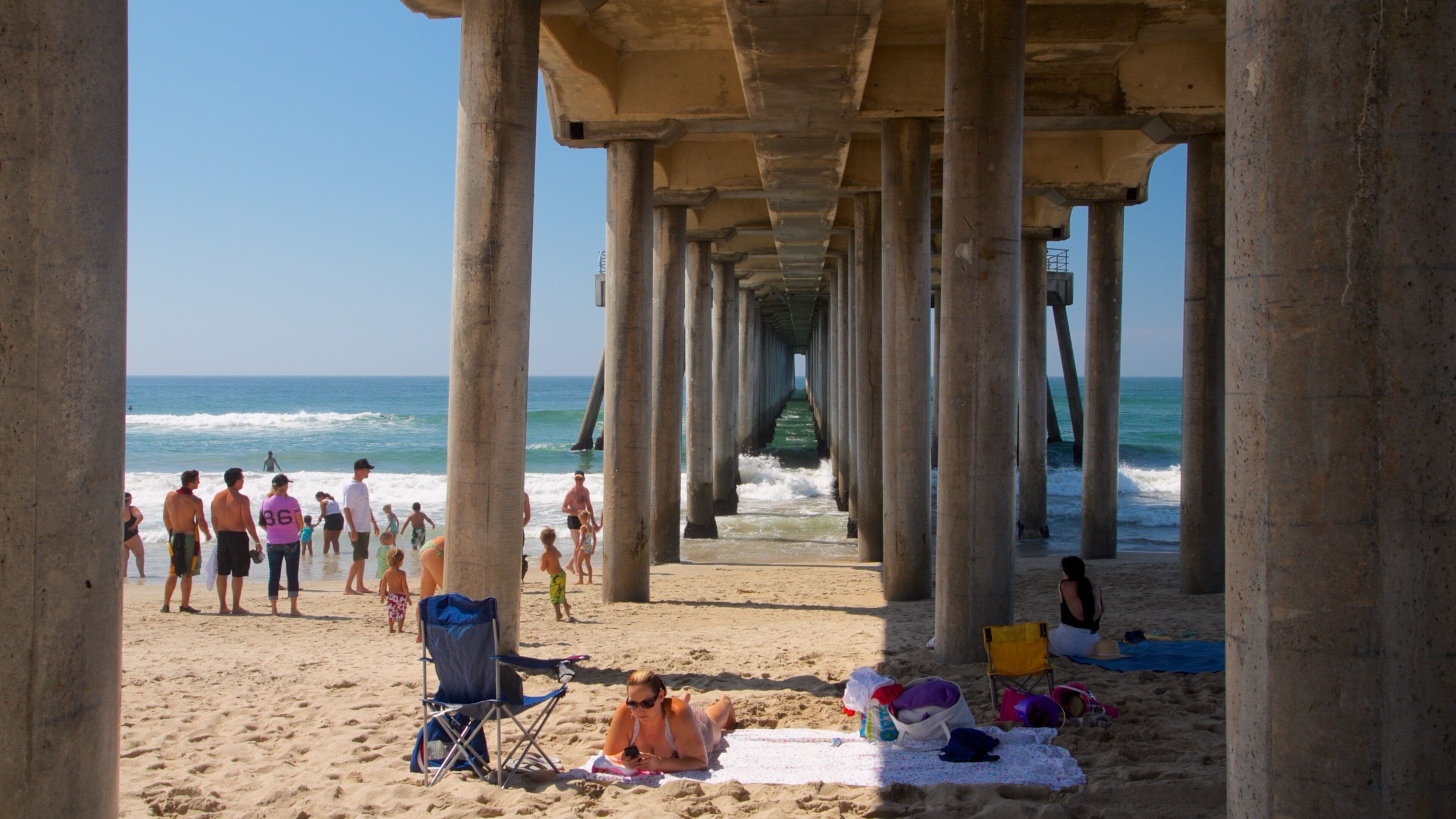 Huntington Beach mostrando una playa de arena