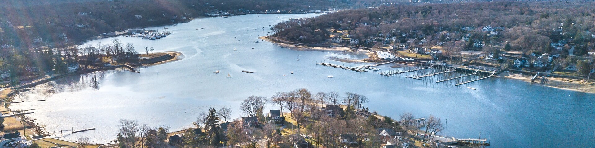 Un río con barcos, un puerto deportivo y zonas residenciales.