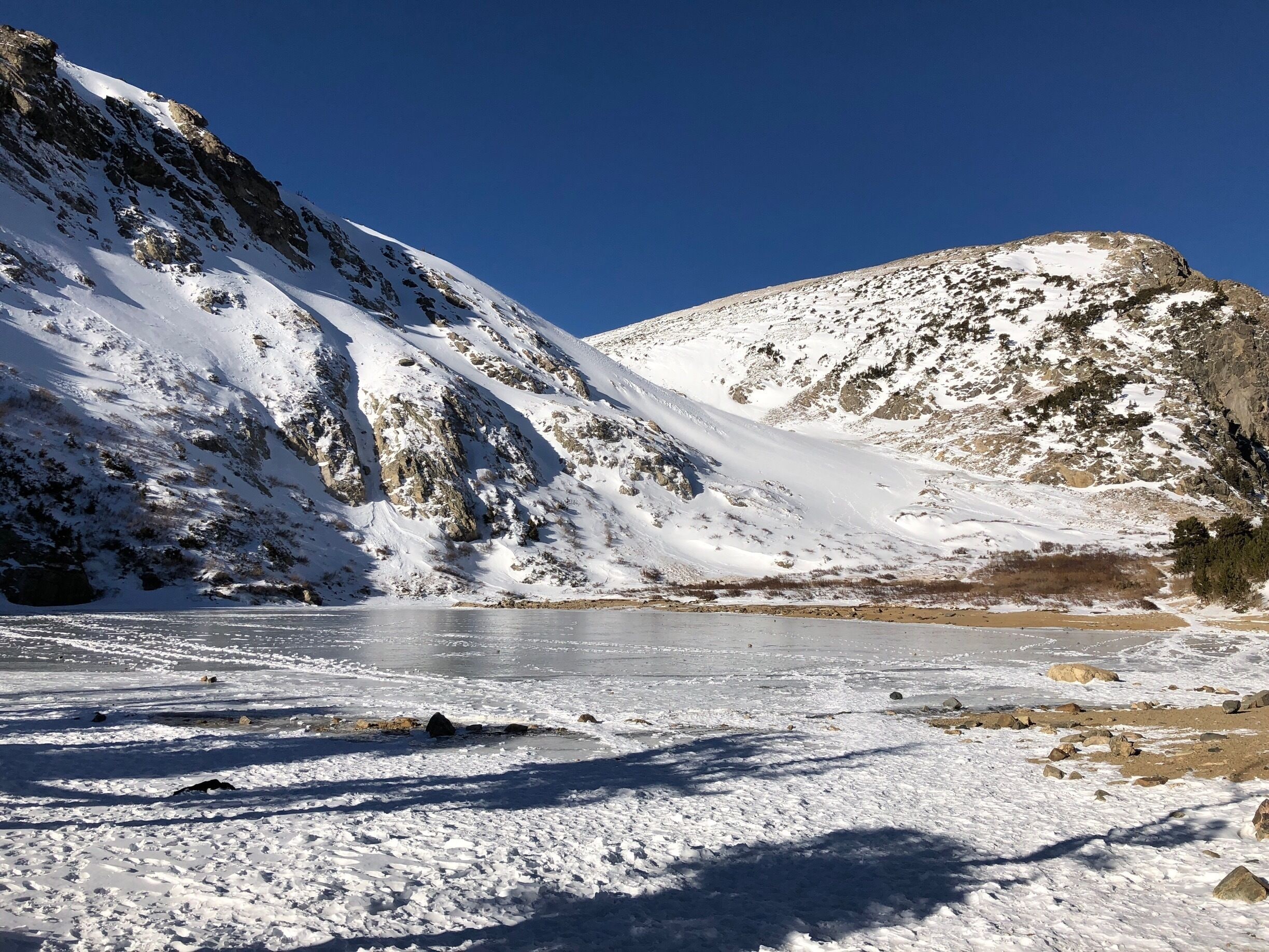 It was crazy windy when we got to the lake, a truck of the mountains as it wasn’t elsewhere. We couldn’t stay long as it was painful, but it was so pretty