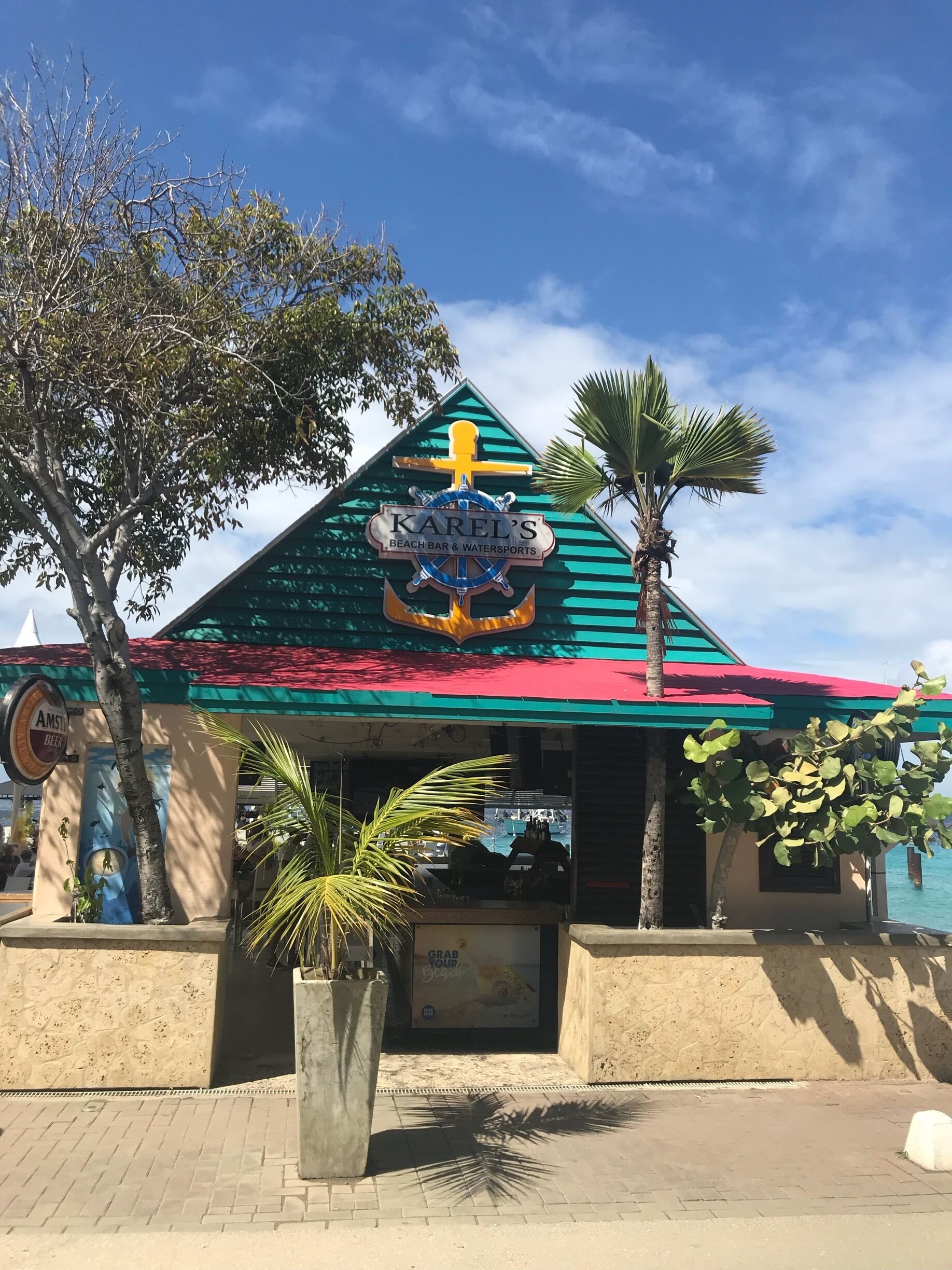 Sipping yummy cocktails with your toes dipped in the Caribbean Sea at Karels in Kralendjik, Bonaire 🇧🇶 