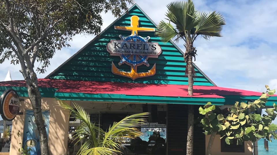 Sipping yummy cocktails with your toes dipped in the Caribbean Sea at Karels in Kralendjik, Bonaire 🇧🇶