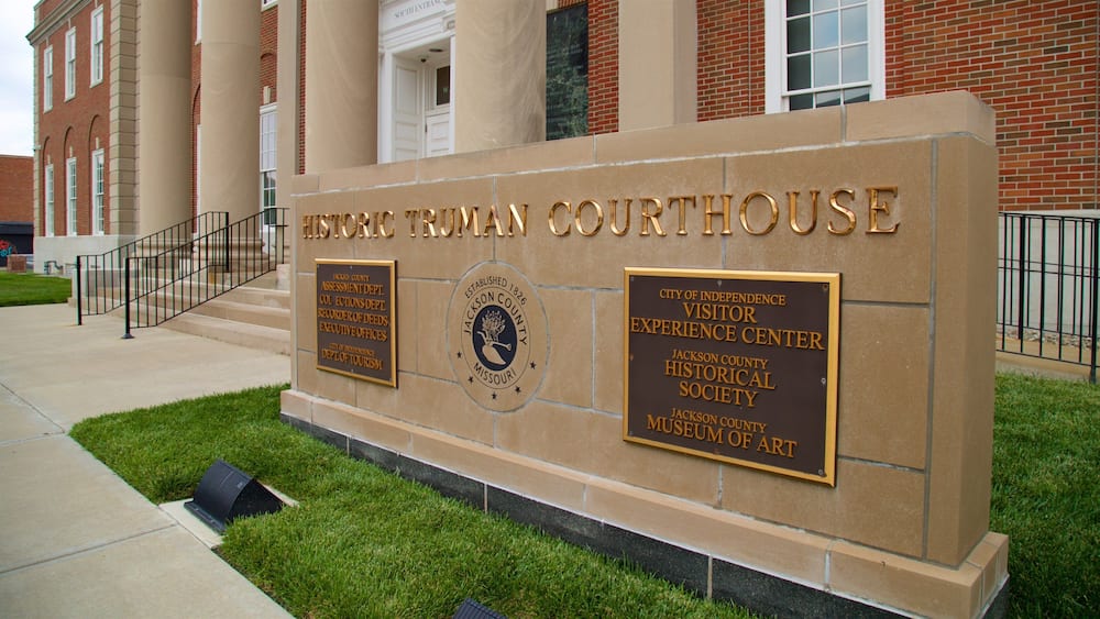 The Jackson County Courthouse with a sign indicating it houses the Jackson County Historical Society, Jackson County Museum of Art, and the Visitor Experience Center.