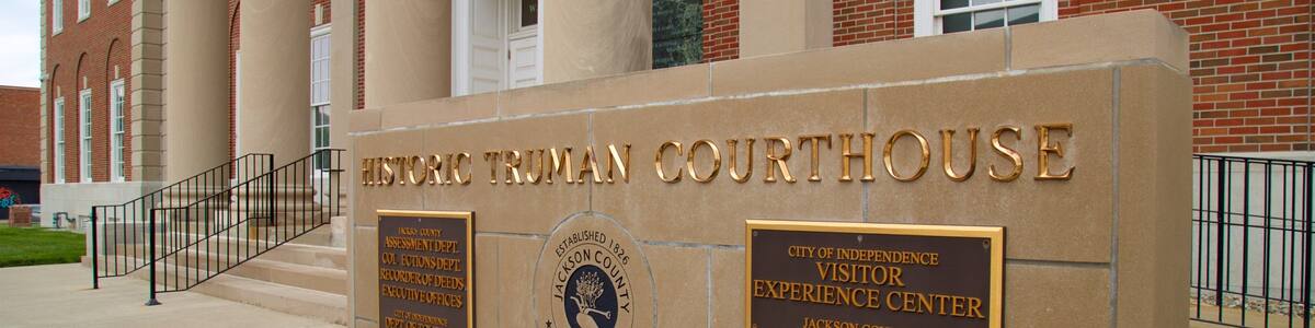 Independence which includes signage