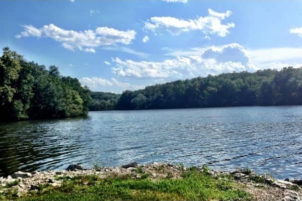 Offers a great spot for canoeing and swimming.