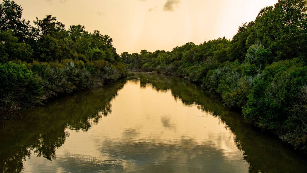 USA, Mississippi. Mississippi River Basin, Sunflower River seen from Woodburn-Kinlock Road bridge, west of Indianola.