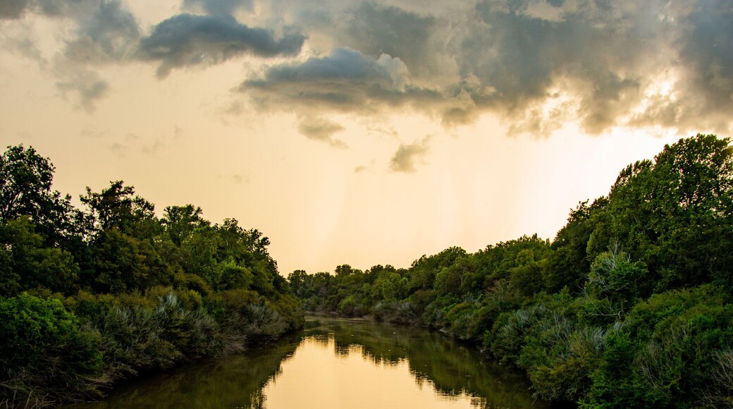 USA, Mississippi. Mississippi River Basin, Sunflower River seen from Woodburn-Kinlock Road bridge, west of Indianola.
