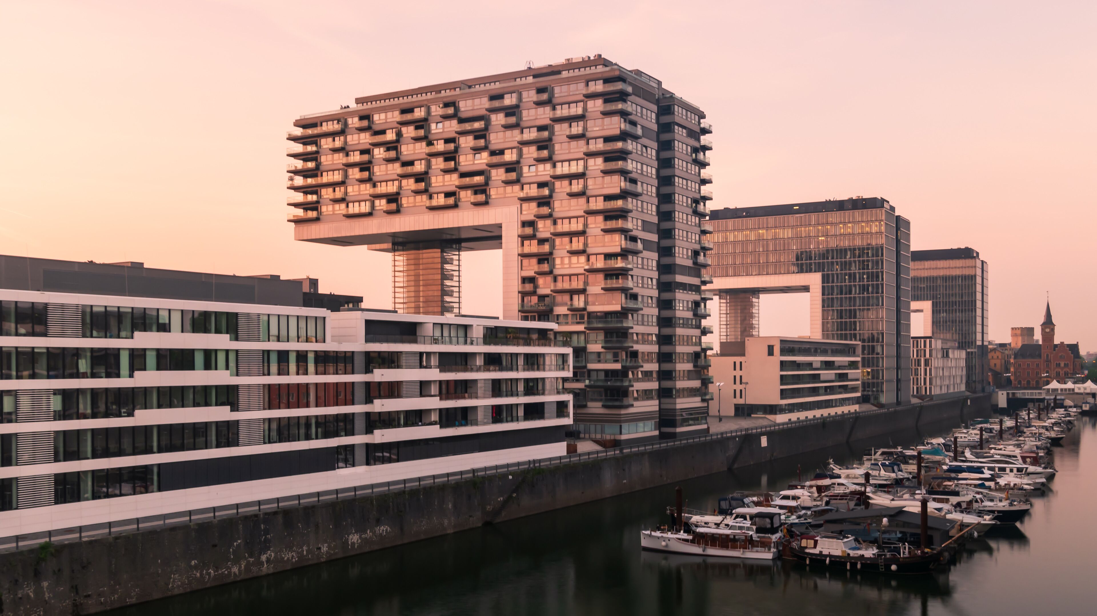 Sunrise throwing some amazing light across the Kranhaus in Köln.

#sunrise #germany #cologne #kranhaus
