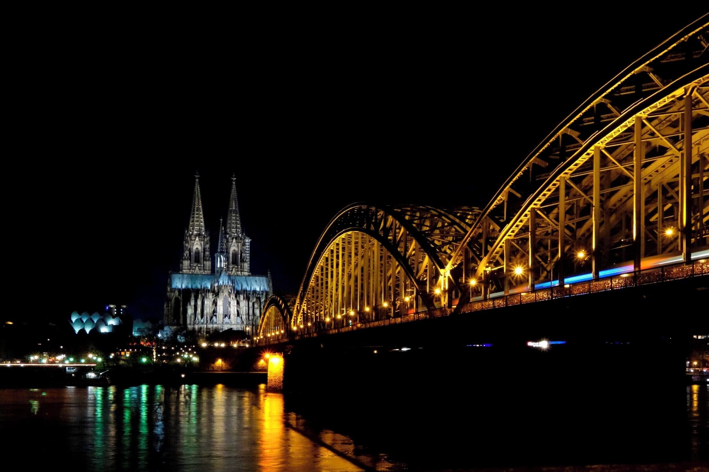 Cologne-Cathedral by night.

#AquaTrove