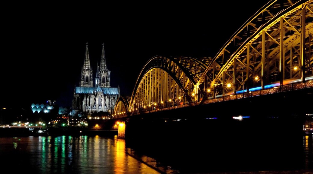 Cologne-Cathedral by night.
#AquaTrove