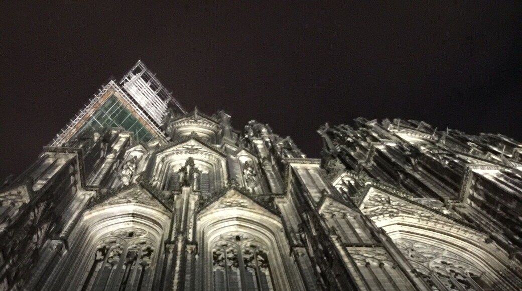 Cologne Cathedral at the Christmas market