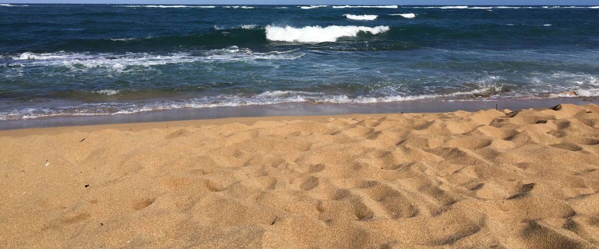 This is a pretty chill beach but has rocks close to shore. Not great to skim on if fall. Not much surf and is affected by the trade winds but great to relax at.