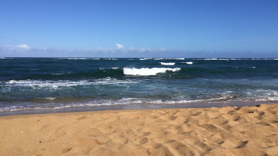 This is a pretty chill beach but has rocks close to shore. Not great to skim on if fall. Not much surf and is affected by the trade winds but great to relax at.