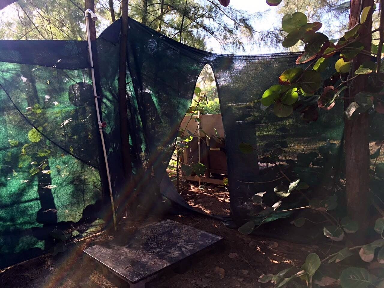 This is the coolest shower I've ever seen...don't take me wrong..we love this place...if you guys plan to camp in Oahu...highly recommend...the beach is beautiful...so many nice food truck around...and we don't have the safe issue...