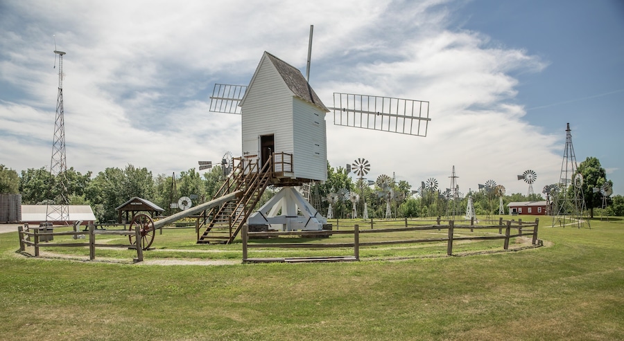 Rotating windmill in Kendallville, Indiana