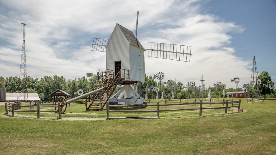 Rotating windmill in Kendallville, Indiana