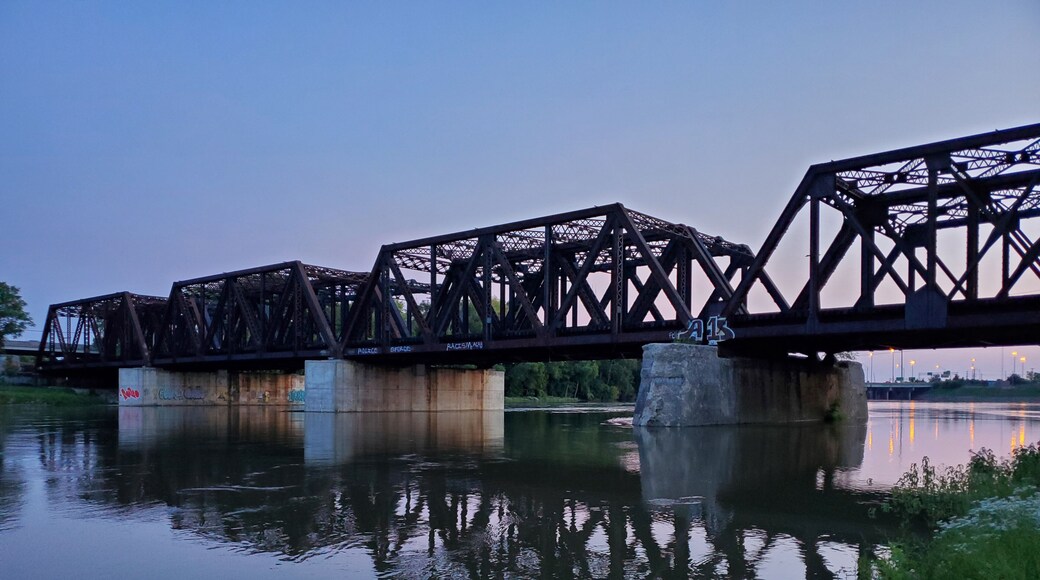 A metal train bridge over Scioto River in Columbus, Ohio during dusk