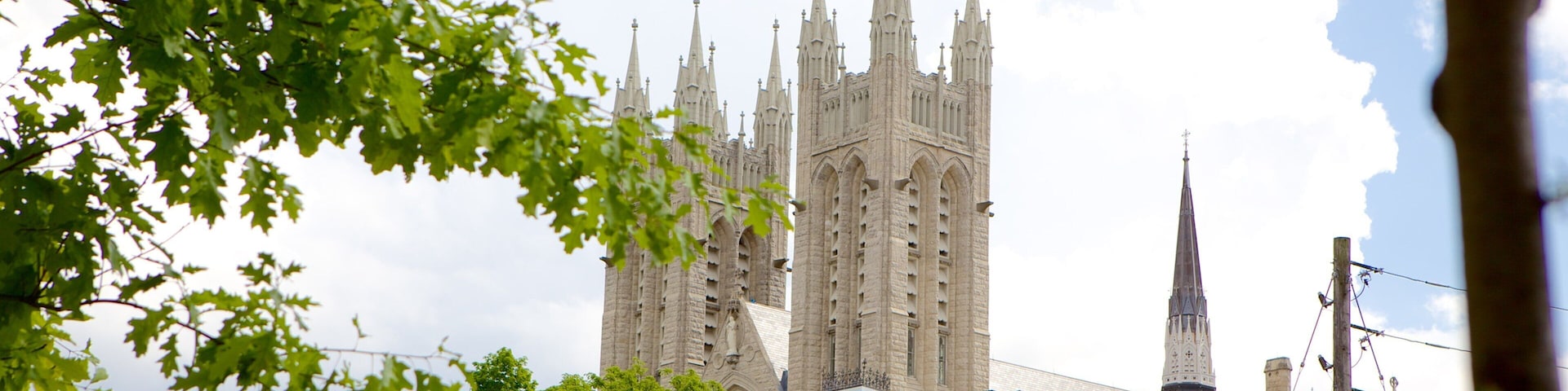 Guelph que incluye una iglesia o catedral