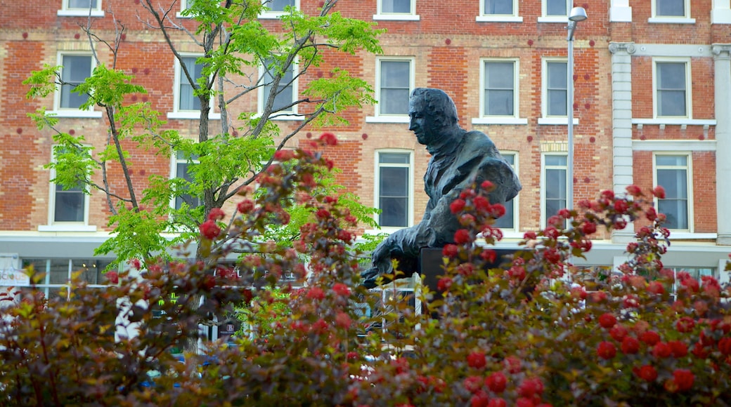 Guelph mostrando uma estátua ou escultura e flores