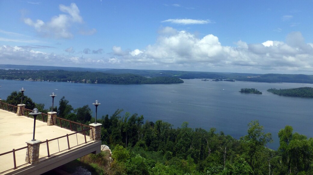 Gorgeous views from Guntersville State Park Lodge in a sunny day.