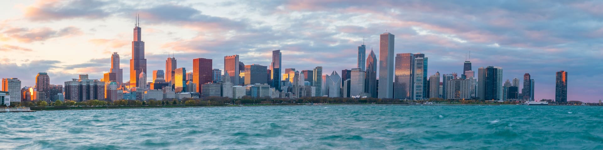 Downtown chicago skyline at sunset
