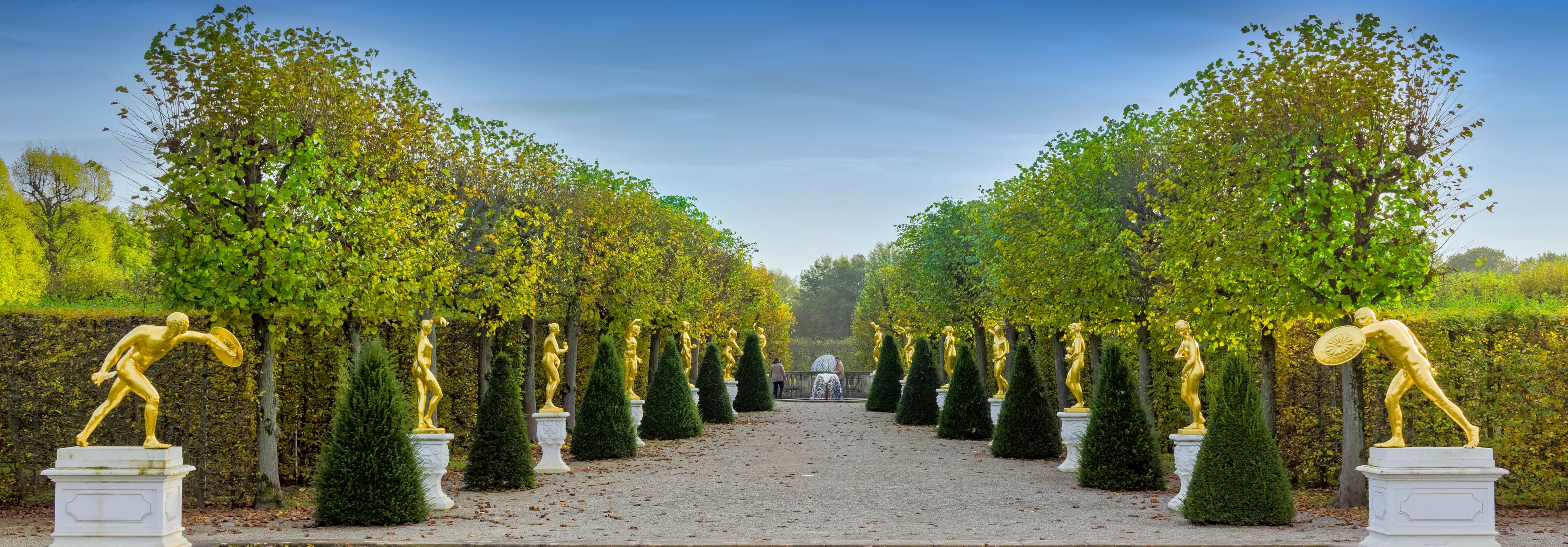 Herrenhäuser Gärten goldene Figuren Panorama