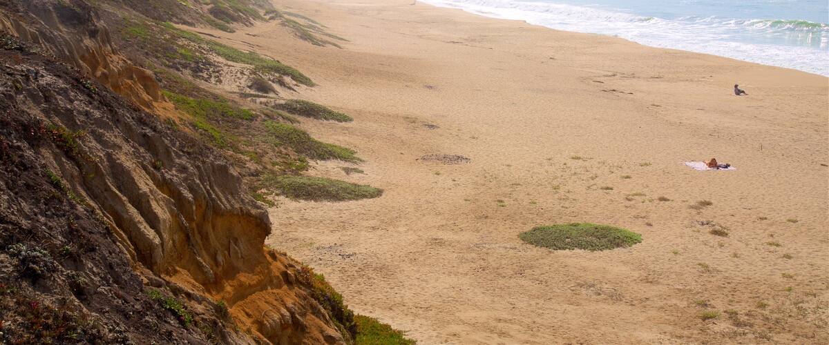 Half Moon Bay qui includes vues littorales et plage de sable