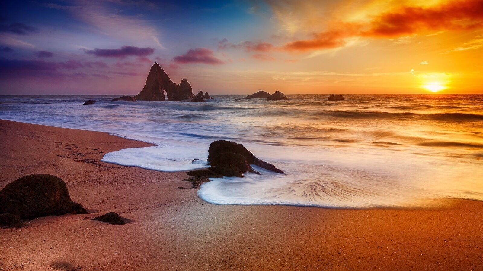 This place is awesome for a single or couple to hang out , private own property , no dog allowed and I don't recommend any children neither , yes its spectacular to watch the sunset especially before or after rain, enjoy ! 