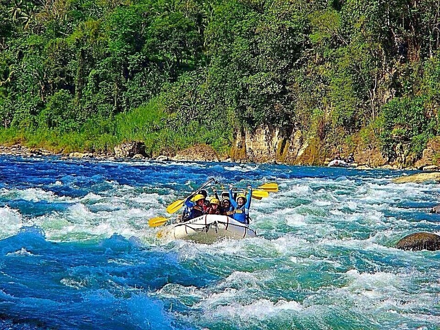 Since this is our first time in river rafting we choose the beginner’s course (2-3hours actual river run, 12kms ride, 14 rapids)