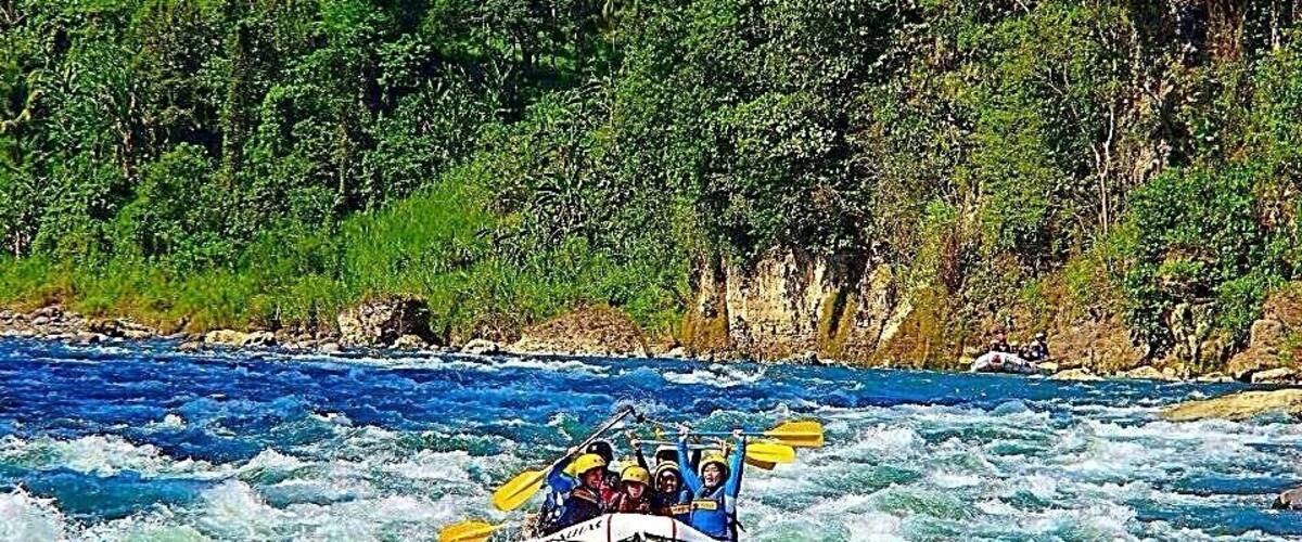 Since this is our first time in river rafting we choose the beginner’s course (2-3hours actual river run, 12kms ride, 14 rapids)