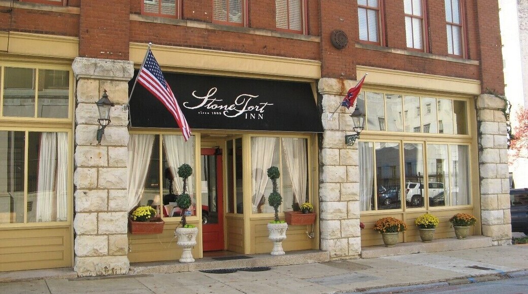 Looking for someplace a little different to stay? The Stonefort Inn in Chattanooga is perfect.