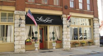 Looking for someplace a little different to stay? The Stonefort Inn in Chattanooga is perfect.