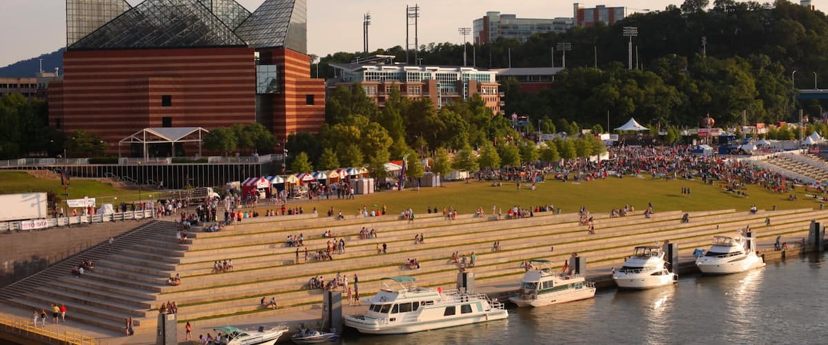 Chattanooga mostrando paseos en lancha y una ciudad