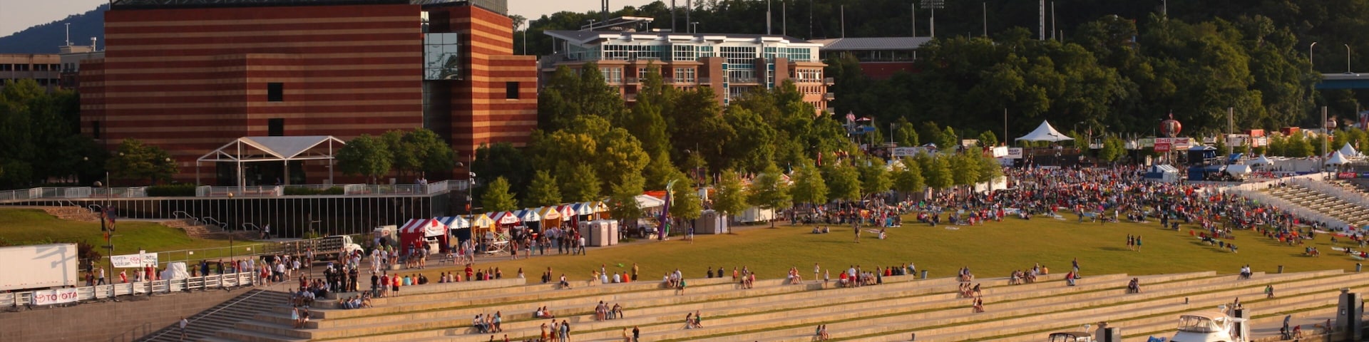 Chattanooga ofreciendo una ciudad y embarcaciones