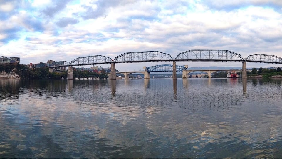 Paddling on the Tennessee River in Chattanooga. Hunter Museum on the left and Walnut Street Foot Bridge straight ahead.