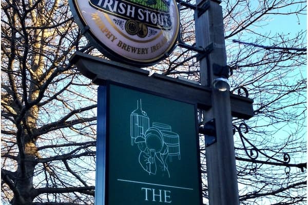 Awesome place to hang out.. all types of meat.. Beef, kangaroo, veal, venison, and more. Plus all sorts of draft beer. It's where all the folks from the US Antarctic Program going to the ice (Antarctica) come and hang out at.