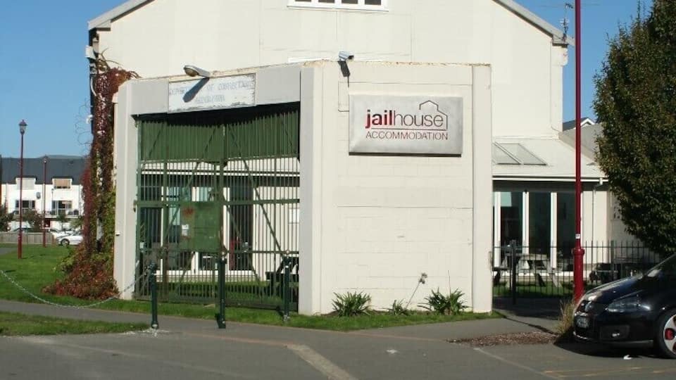 Great place to stay in Christchurch. It's a 20 minute walk to the center of town, but there's a dairy, some take aways and bars nearby. It's clean and comfy. I had a great stay!