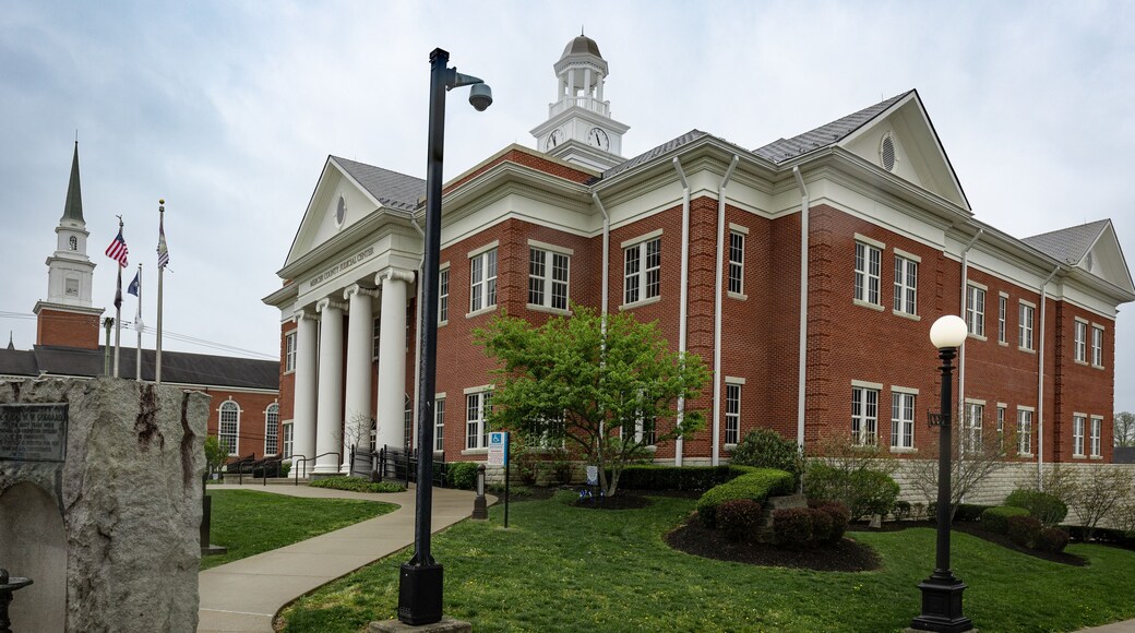 Mercer county courthouse building in downtown Harrodsburg, Kentucky