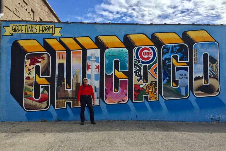 Un murale con la scritta "CHICAGO" e diversi elementi della città.