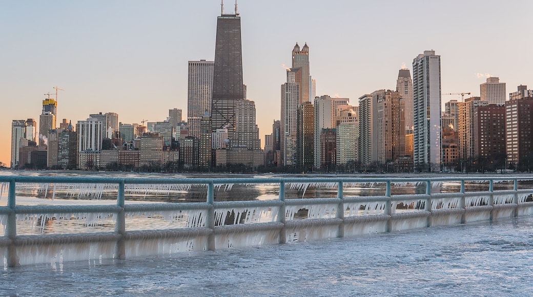 I️ decided to drive into the city on a cold Sunday afternoon, it was about 15 degrees. I️ had been wanting to check this location out for Chicago skyline picture and captured this beauty. #BvsCities