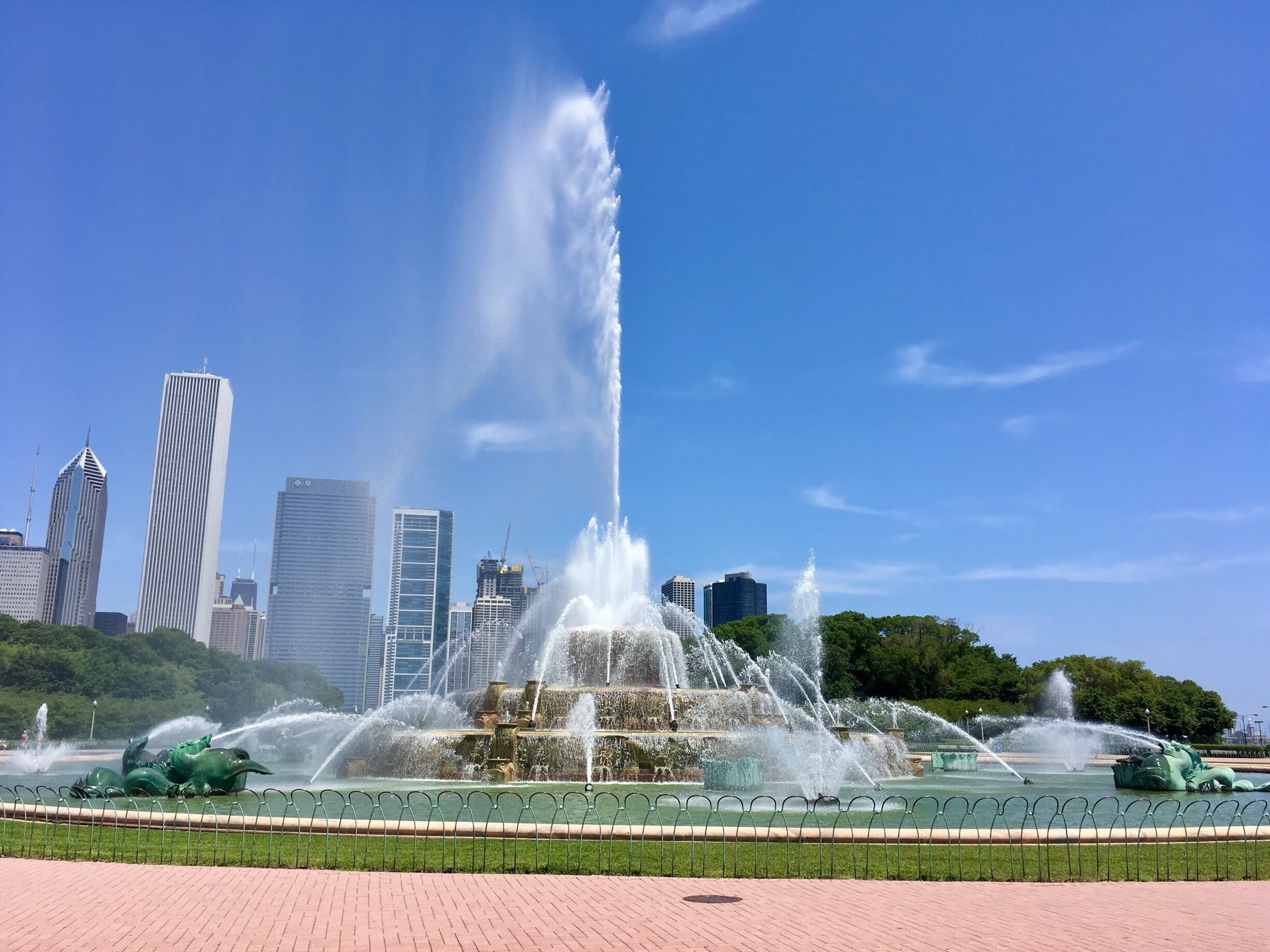 A nice fountain surrunded by skyscrapers. 