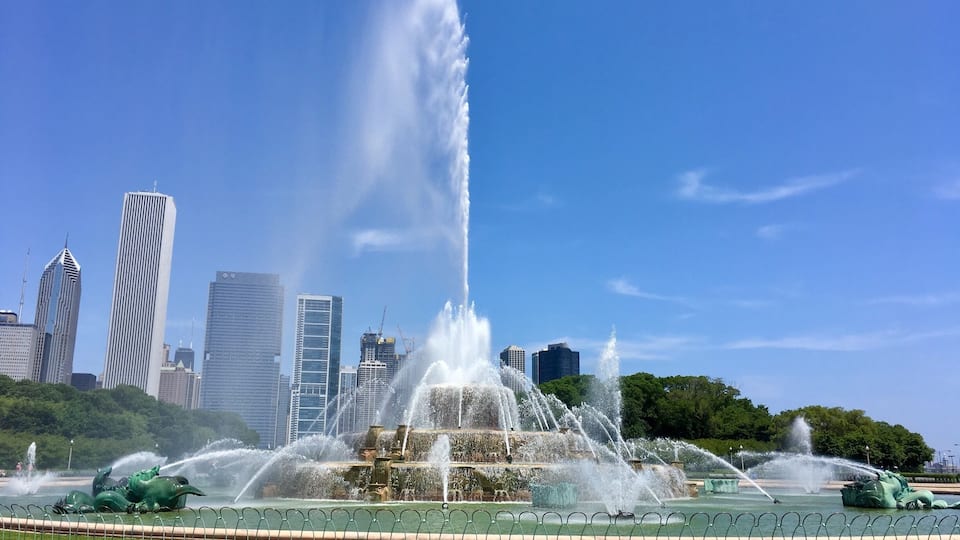 A nice fountain surrunded by skyscrapers.