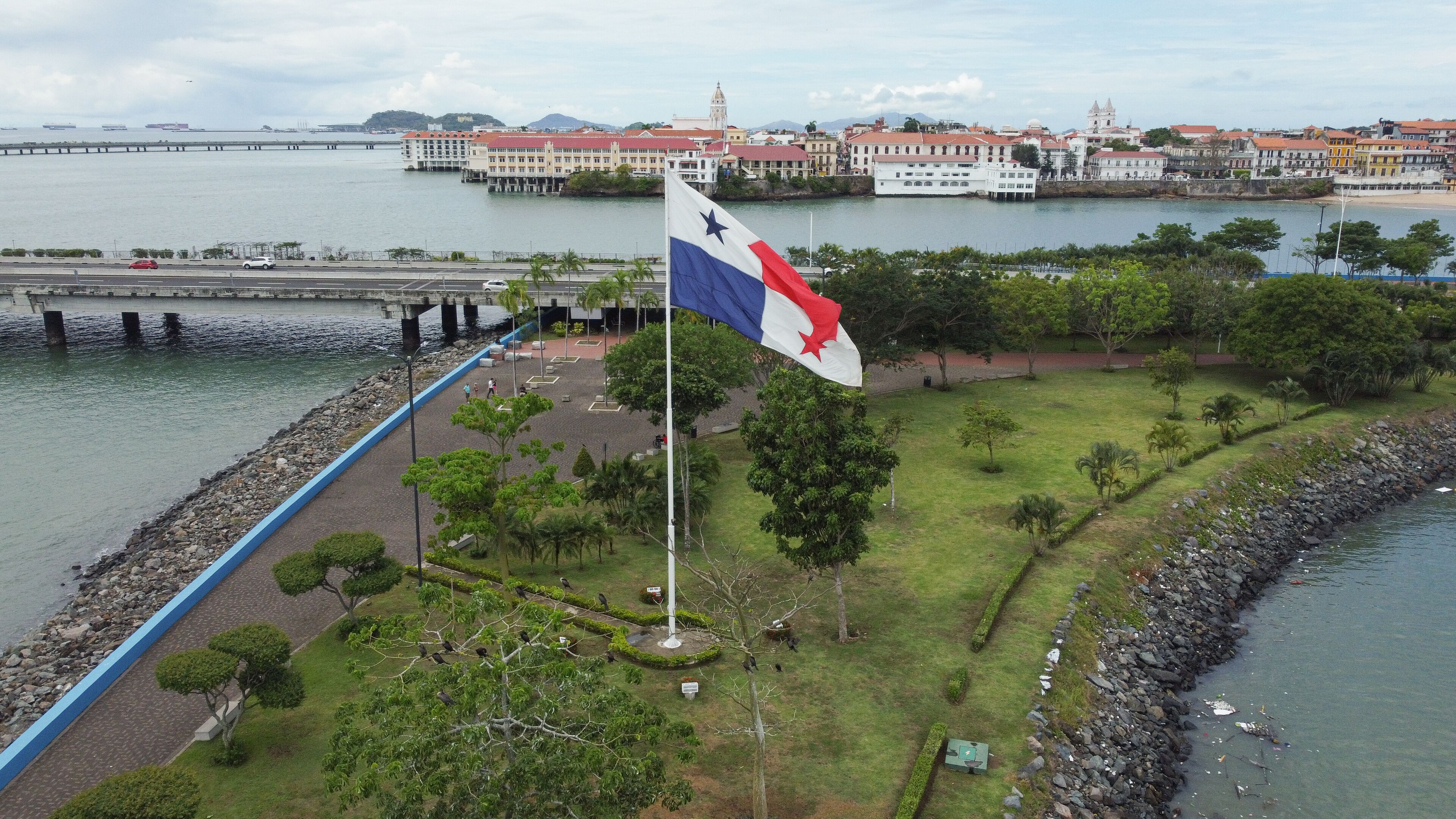 Vista aérea da bandeira hasteada do Panamá na Cidade do Panamá