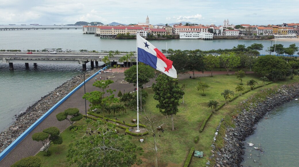 Vista aérea da bandeira hasteada do Panamá na Cidade do Panamá