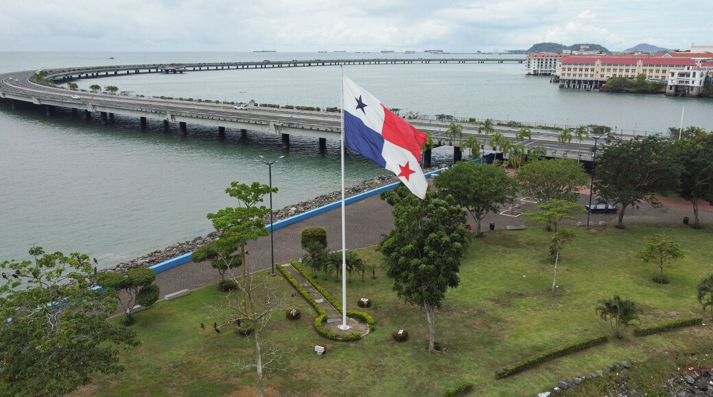 Vista aérea da bandeira hasteada do Panamá na Cidade do Panamá