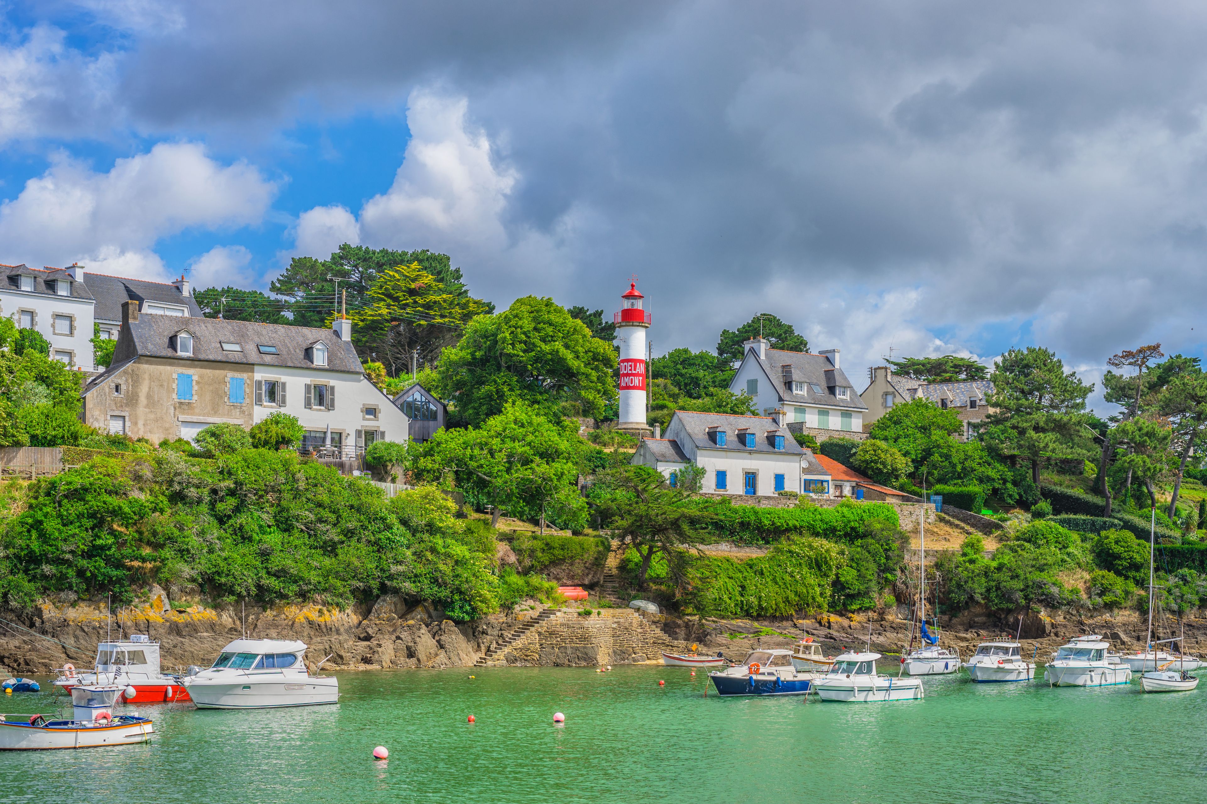 La port de plaisance de Doelan en Bretagne avec sa balise – Der Hafen von Doelan in der Bretagne mit senem Leuchtturm
