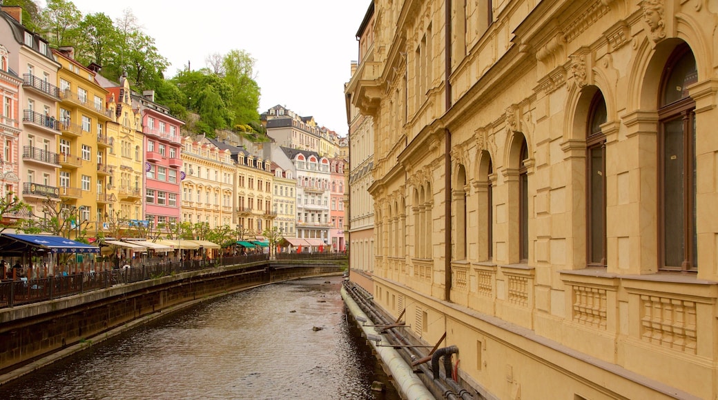 Karlovy Vary fasiliteter samt by og elv eller bekk